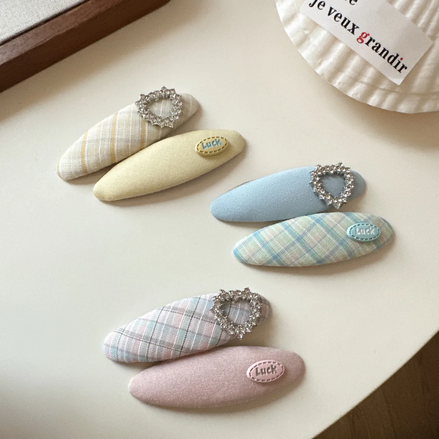 Rhinestone Heart Plaid Hair Clip For Bangs Flyaway Side Clips Versatile Elegant Premium Resin Lightweight Daily Wear
Rhinestone Heart Plaid Hair Clip For Bangs Flyaway Side Clips Versatile Elegant Premium Resin Lightweight Daily Wear