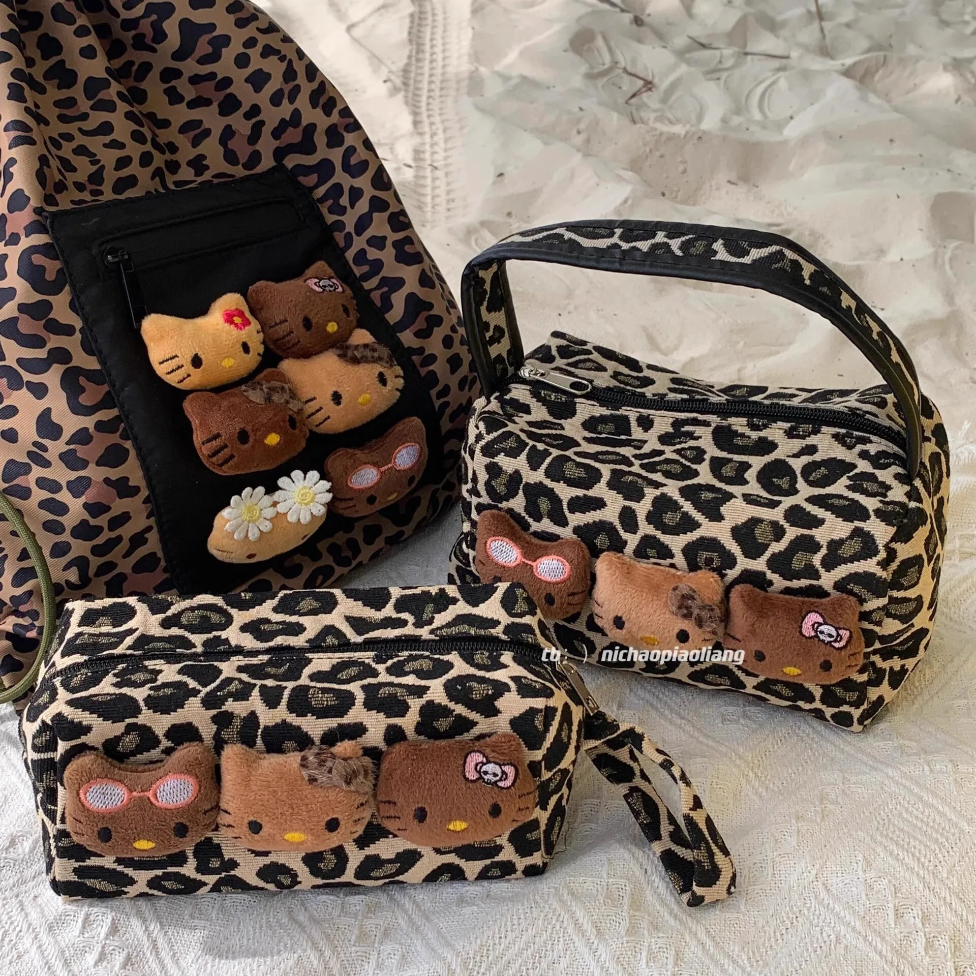 Leopard Print Hello Kitty Plush Handbag Cute Retro Cartoon Anime Fashion Commuter Tote Bag Portable
Leopard Print Hello Kitty Plush Handbag Cute Retro Cartoon Anime Fashion Commuter Tote Bag Portable