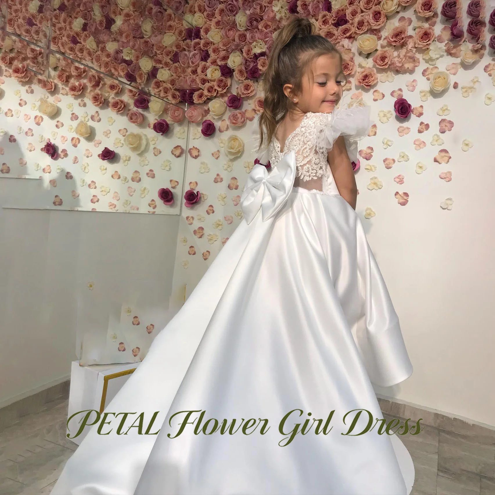 Petal Lace White First Communion Gown with Bow Girls Princess Dress Short Sleeve Evening Party Dress for Girls Customized
Petal Lace White First Communion Gown with Bow Girls Princess Dress Short Sleeve Evening Party Dress for Girls Customized