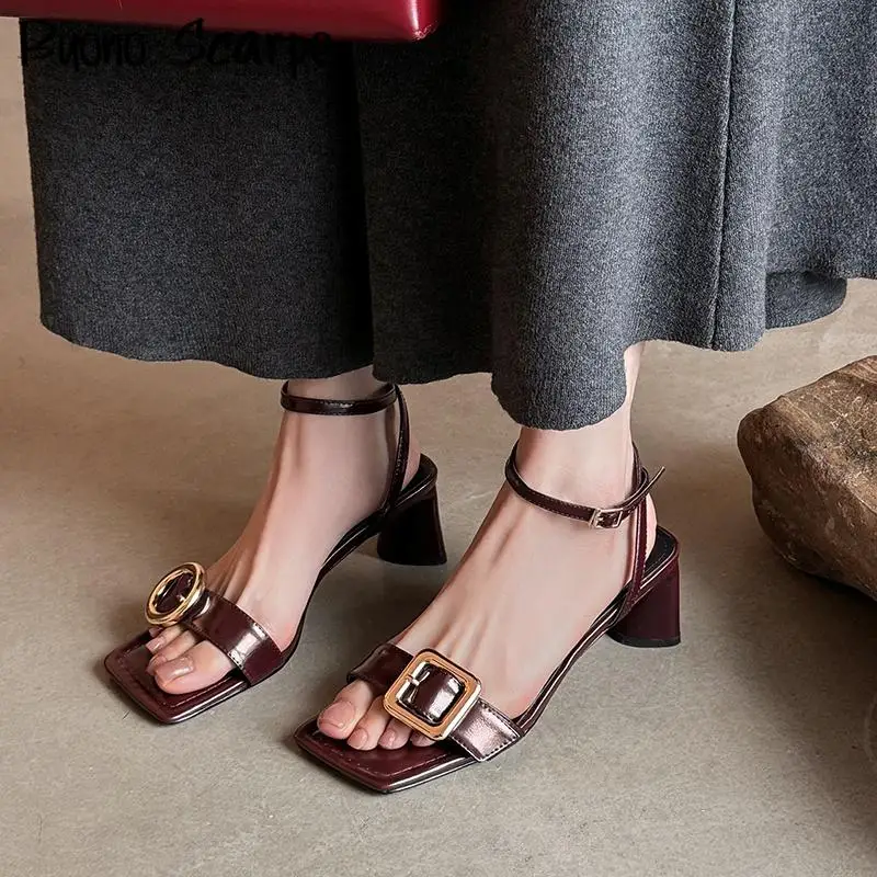 Роскошные дизайнерские женские сандалии из натуральной кожи с металлическими украшениями и квадратным носком с ремешком на щиколотке, однотонные новые модные сексуальные туфли в стиле вестерн 
Роскошные дизайнерские женские сандалии из натуральной кожи с металлическими украшениями и квадратным носком с ремешком на щиколотке, однотонные новые модные сексуальные туфли в стиле вестерн