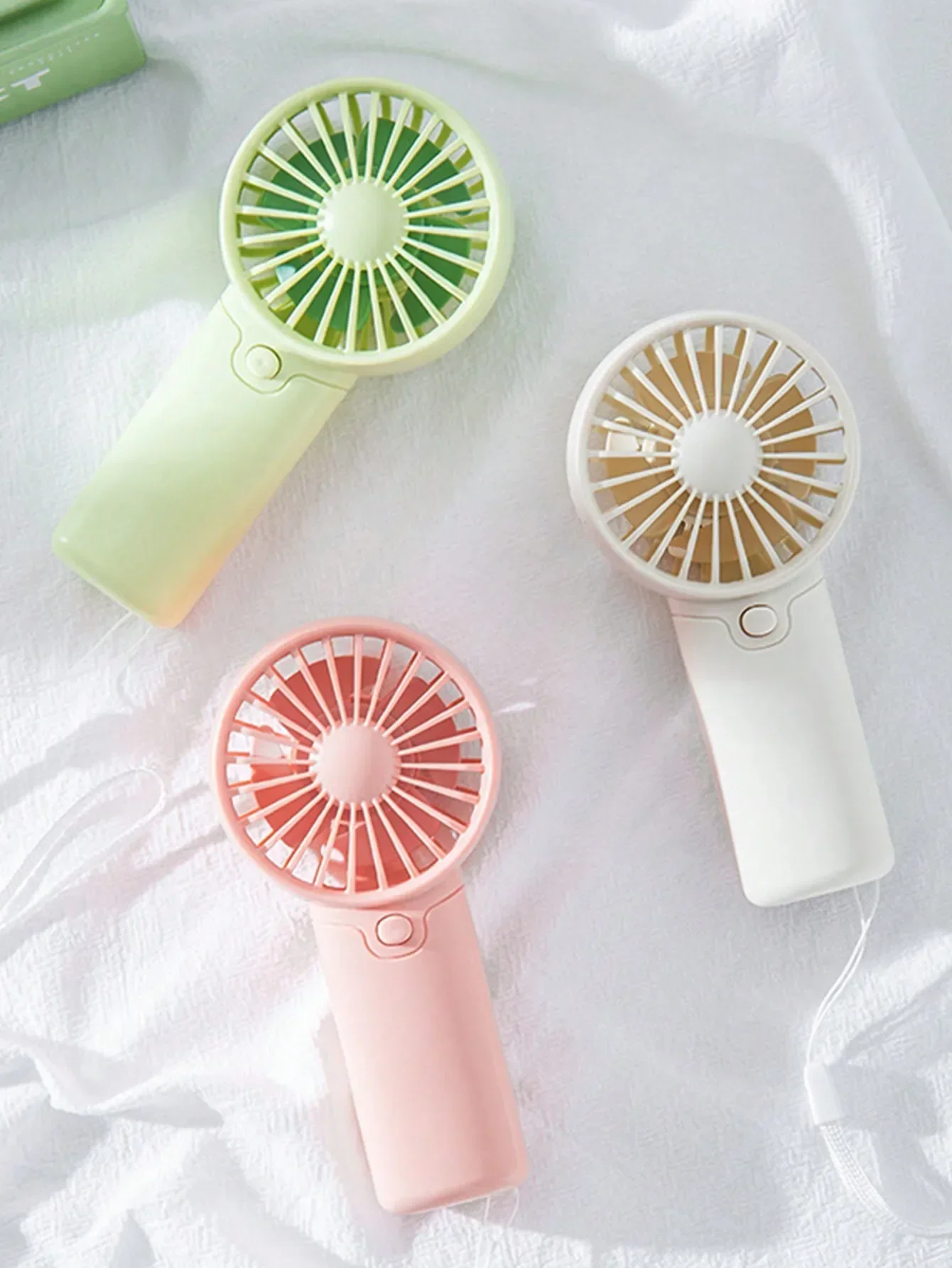 1pc Unisex Couple Solid Color Mini Desktop Square Handheld Fan, Portable & Battery Operated Cooler Fan(No Battery Included), Suitable For Summer Outdoor Activities, Beach Sports, Office, School, Beach, Pool Parties And Daily Use
1pc Unisex Couple Solid Color Mini Desktop Square Handheld Fan, Portable & Battery Operated Cooler Fan(No Battery Included), Suitable For Summer Outdoor Activities, Beach Sports, Office, School, Beach, Pool Parties And Daily Use