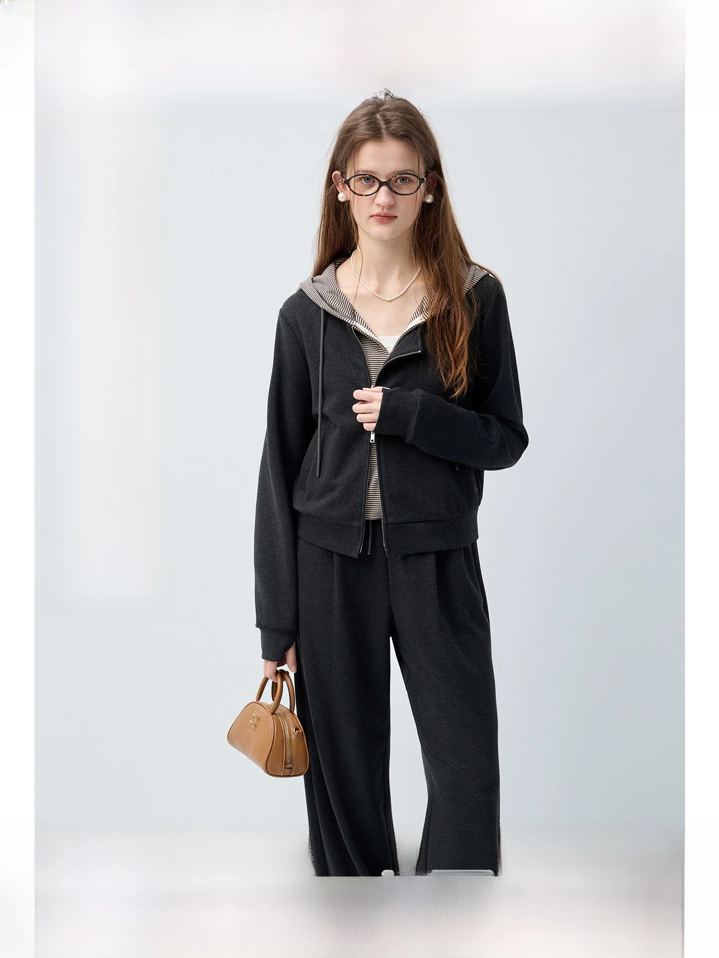 plus Size Women's Hoodie Set Stripe Splicing Drapey Pants Casual Early Autumn Fashion Ensemble for Pear Shape Straight Body Type
plus Size Women's Hoodie Set Stripe Splicing Drapey Pants Casual Early Autumn Fashion Ensemble for Pear Shape Straight Body Type