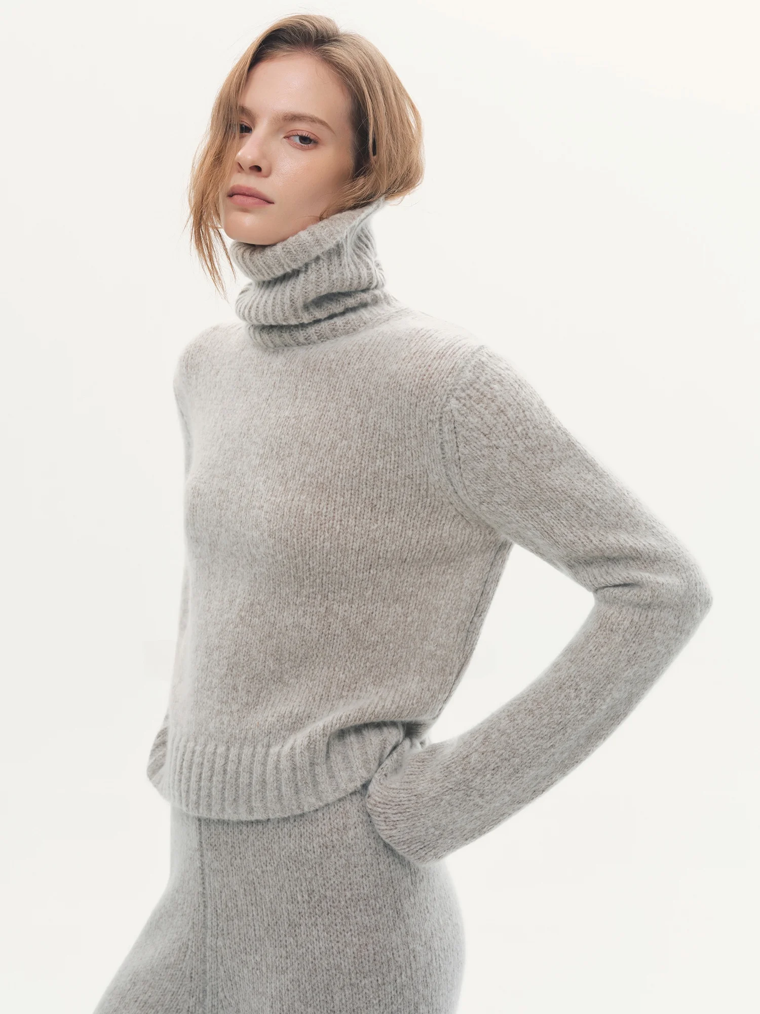 Комплект из вязаных брюк и свитера DMON Ultra Light Warm Cloud Toast LP Hlogous Gold Camere из шерсти с высоким воротником, женский, зимний, модный
Комплект из вязаных брюк и свитера DMON Ultra Light Warm Cloud Toast LP Hlogous Gold Camere из шерсти с высоким воротником, женский, зимний, модный