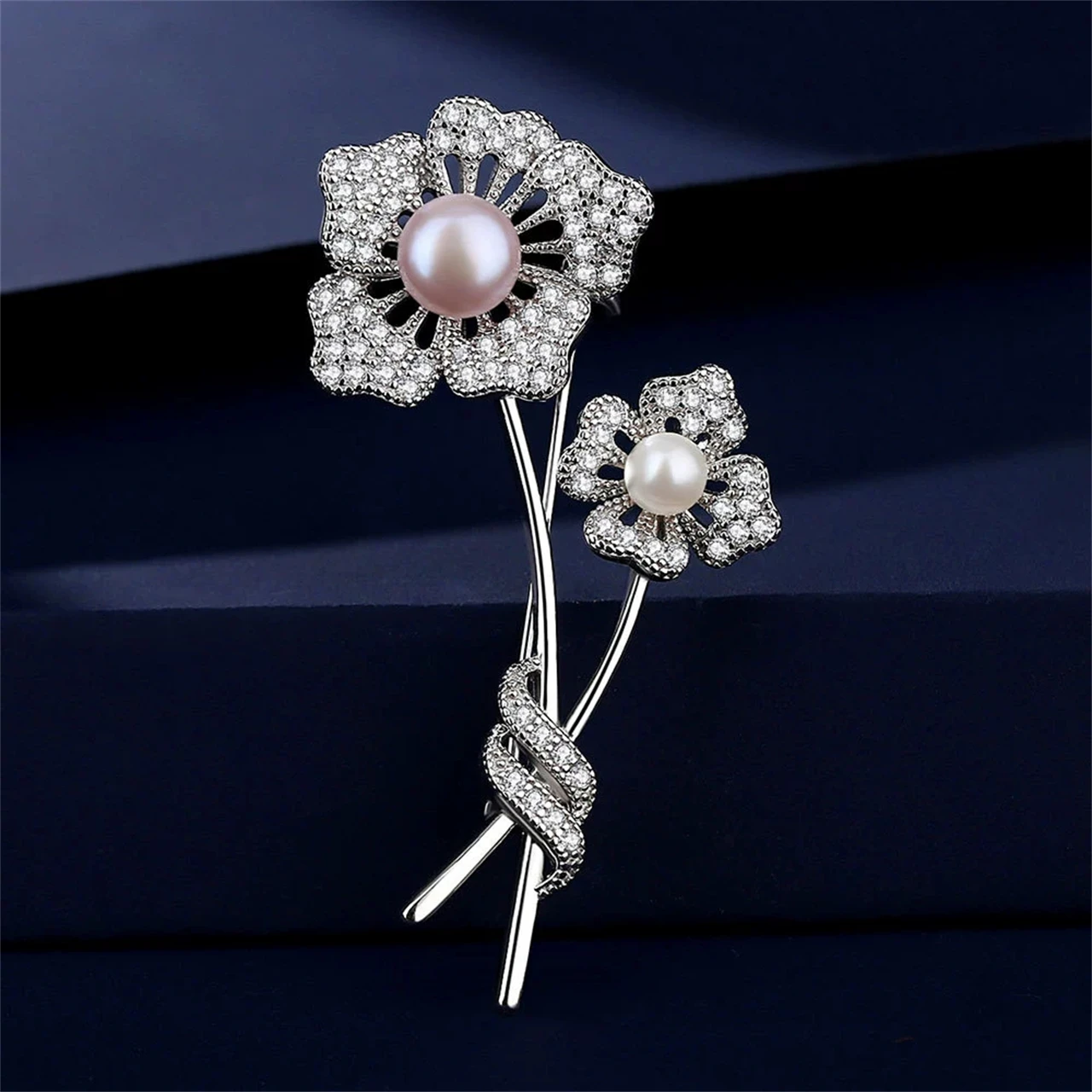 S925 Sterling Silver Pearl Zircon Brooch For Womens Corsage Luxury Suit Pinornament Gifts Fine Charm Elegant Jewelry Wholesale
S925 Sterling Silver Pearl Zircon Brooch For Womens Corsage Luxury Suit Pinornament Gifts Fine Charm Elegant Jewelry Wholesale