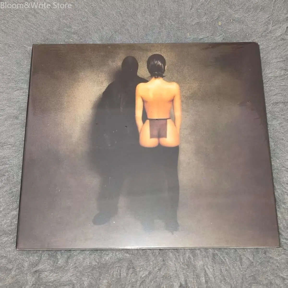 Эпическое рэп-коллаборационное произведение: альбом K-Kanye & Ty Dolla $ign "VULTURES 1" на CD — с хитовым треком "Back To Me" — музыка для вечеринок в стиле Walkman
Эпическое рэп-коллаборационное произведение: альбом K-Kanye & Ty Dolla $ign "VULTURES 1" на CD — с хитовым треком "Back To Me" — музыка для вечеринок в стиле Walkman