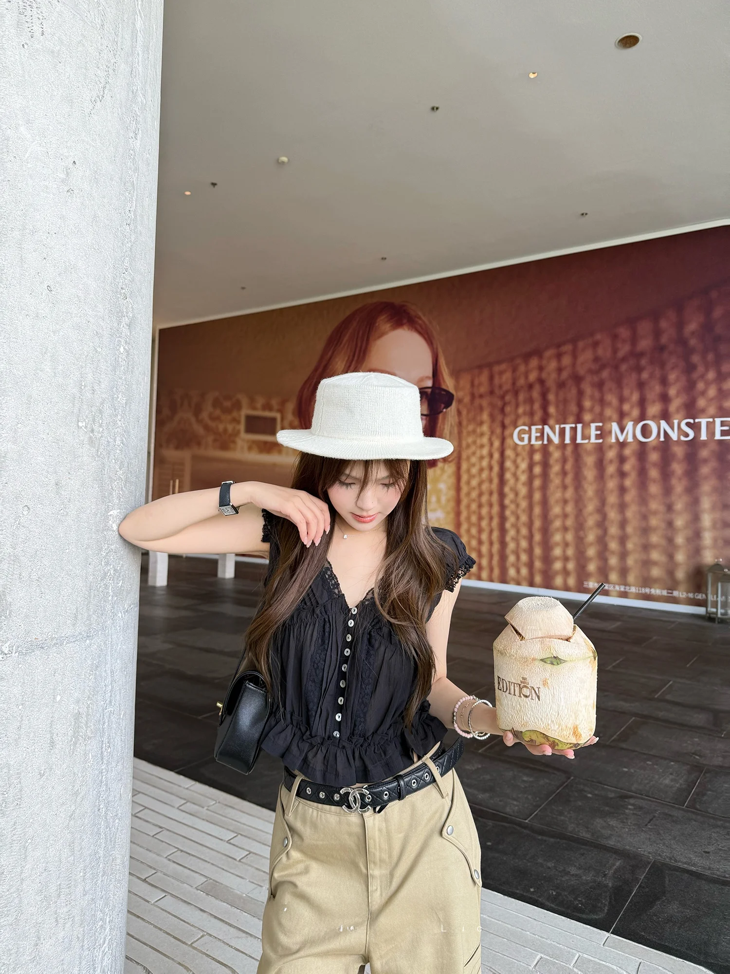 Black Lace V-neck Bell Sleeve Loose Feel Shirt Women's Summer Top FCY Studio Breathable Korean Style Female Fashion
Black Lace V-neck Bell Sleeve Loose Feel Shirt Women's Summer Top FCY Studio Breathable Korean Style Female Fashion