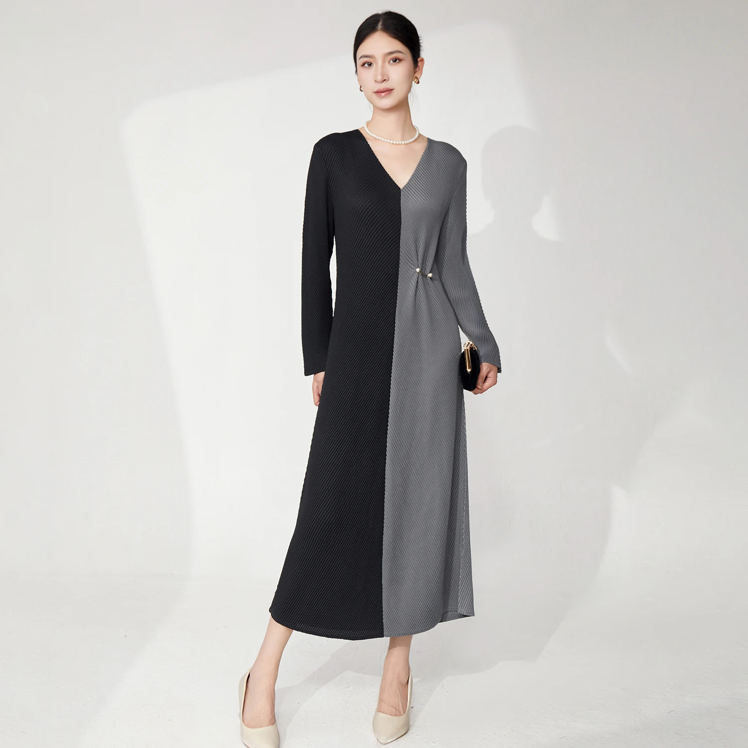 Summer Dress Women Summer 2025 V-neck Contrast Color Loose Large Size Long Sleeve Elegant Miyake Pleated Dress
Summer Dress Women Summer 2025 V-neck Contrast Color Loose Large Size Long Sleeve Elegant Miyake Pleated Dress