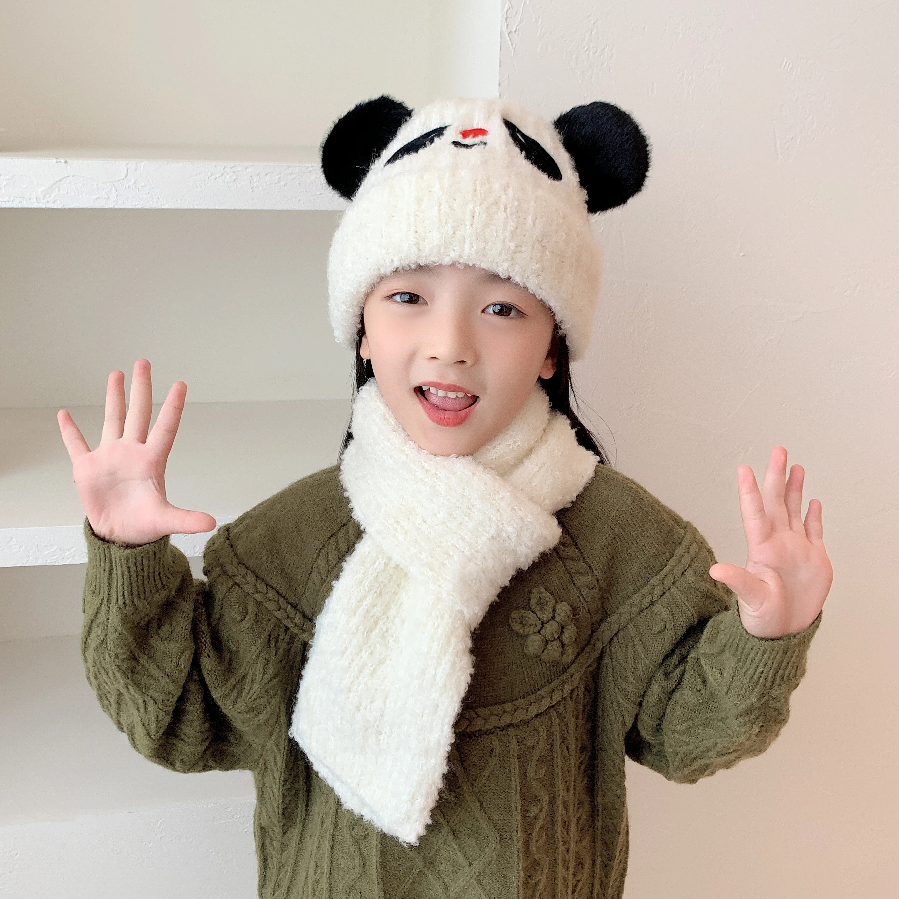 Children's hat scarf Autumn and winter baby warm hat cute windproof ear protection hat
Children's hat scarf Autumn and winter baby warm hat cute windproof ear protection hat