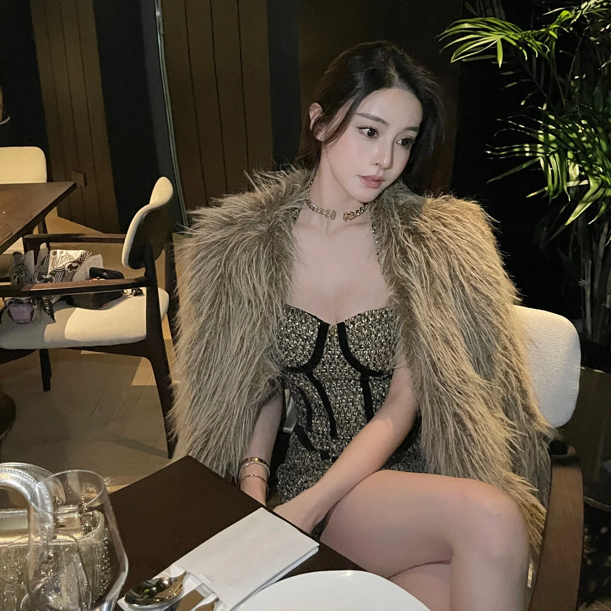 Серебристая куртка из искусственного меха для женщин: модное осенне-зимнее пальто с V-образным вырезом, длинными рукавами, в корейском стиле, экологичное, для повседневной носки
Серебристая куртка из искусственного меха для женщин: модное осенне-зимнее пальто с V-образным вырезом, длинными рукавами, в корейском стиле, экологичное, для повседневной носки