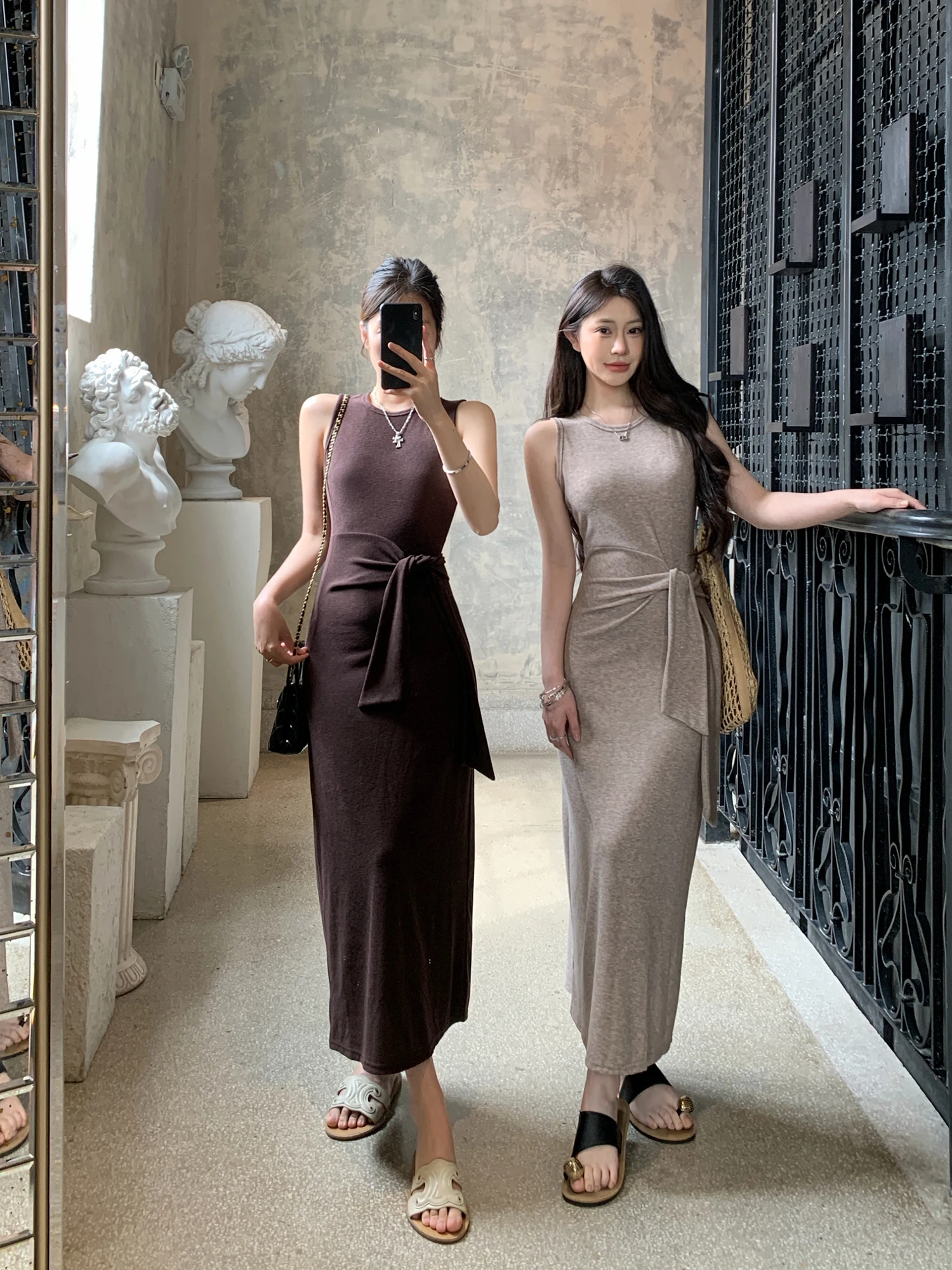 Gray Sleeveless Knitted Dress Women's Summer Waist-Cinching Slimming Casual Long Dress with Belt Elegant Style Straight Cut
Gray Sleeveless Knitted Dress Women's Summer Waist-Cinching Slimming Casual Long Dress with Belt Elegant Style Straight Cut