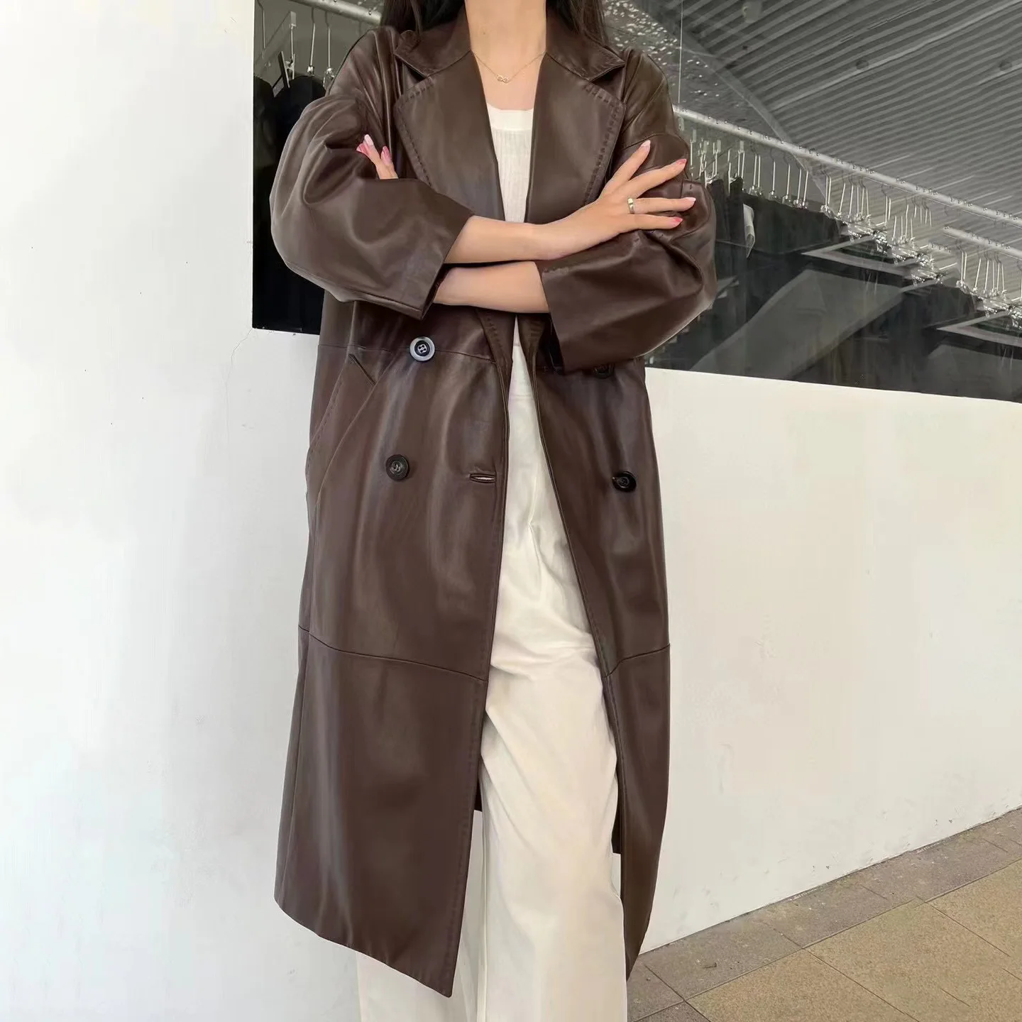 2023 Genuine Leather Jacket Autumn and Winter New Commuting Style Arch Needle Suit Collar Double Breasted Long Sheep Leather Top
2023 Genuine Leather Jacket Autumn and Winter New Commuting Style Arch Needle Suit Collar Double Breasted Long Sheep Leather Top