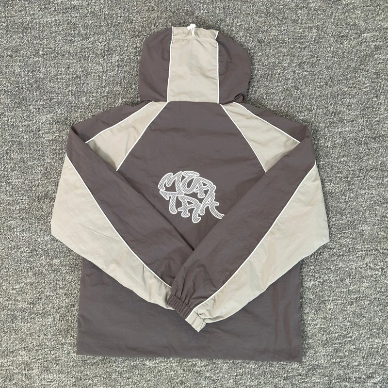 Новая осенне-зимняя мужская и женская куртка Mertra, топы с вышивкой, модная толстовка с капюшоном на полумолнии, американская уличная одежда
Новая осенне-зимняя мужская и женская куртка Mertra, топы с вышивкой, модная толстовка с капюшоном на полумолнии, американская уличная одежда