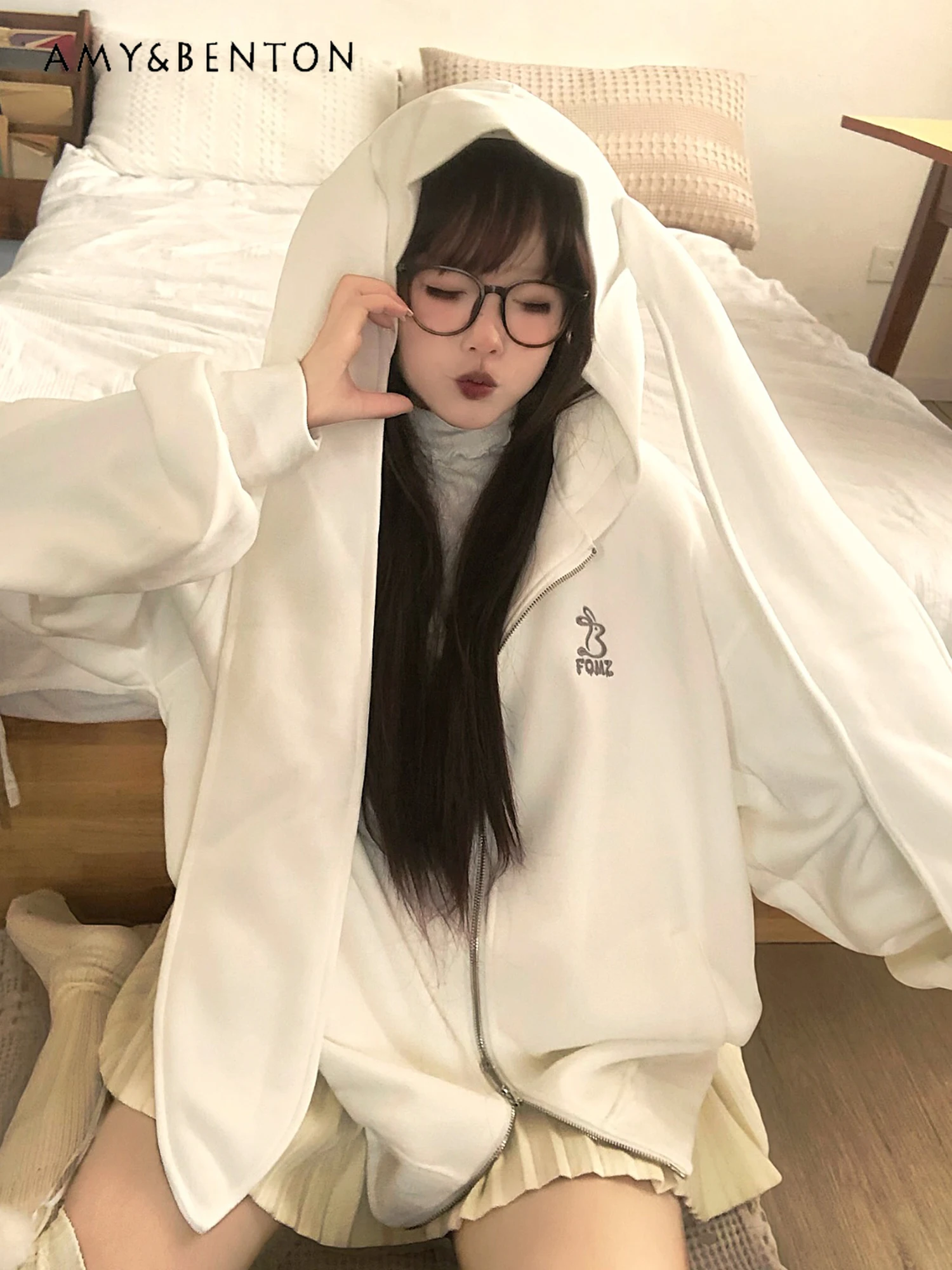 2025 Spring and Autumn New Japanese Style Soft Girl White Rabbit Ear Hooded Sweatshirt Jacket Black Loose Casual Daily Cardigan 
2025 Spring and Autumn New Japanese Style Soft Girl White Rabbit Ear Hooded Sweatshirt Jacket Black Loose Casual Daily Cardigan