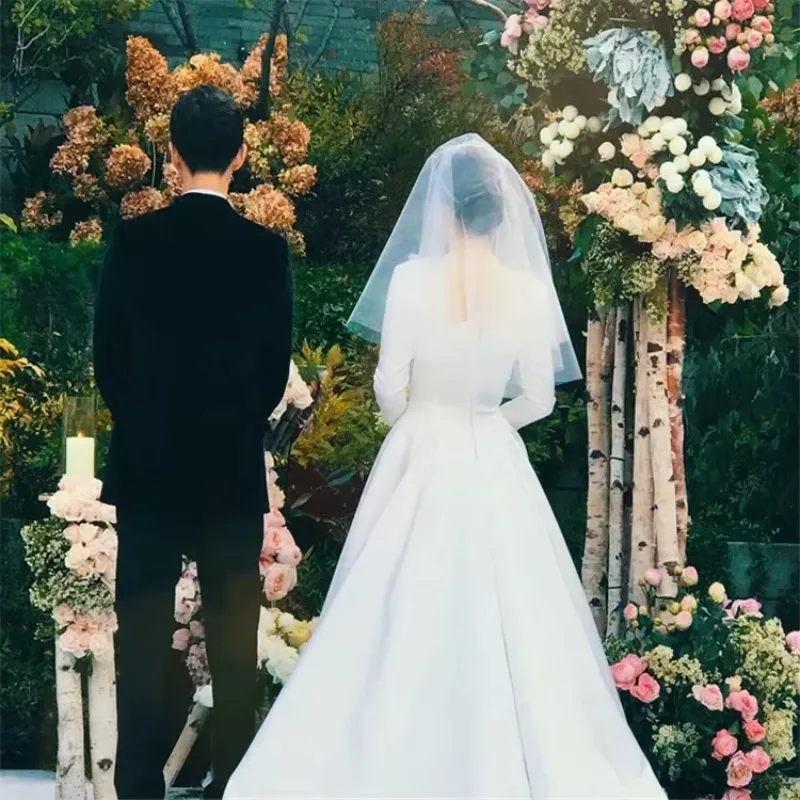 Белая свадебная фата 2-х уровневая с расческой длиной до локтя 2024
Белая свадебная фата 2-х уровневая с расческой длиной до локтя 2024