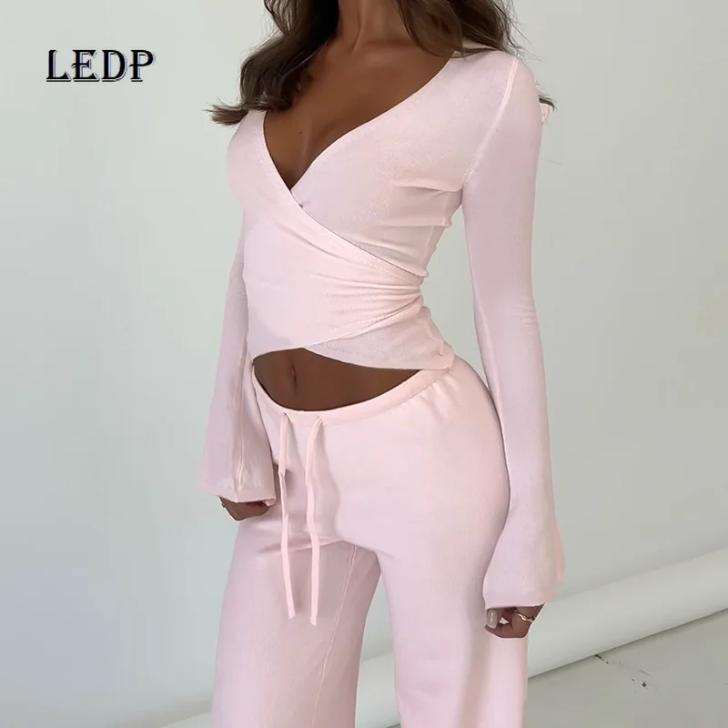 2026 Spring New Sexy V-neck Long-sleeved Women's Top European American Design Fashion Casual Long Trousers Two-piece Set Ladies
2026 Spring New Sexy V-neck Long-sleeved Women's Top European American Design Fashion Casual Long Trousers Two-piece Set Ladies
