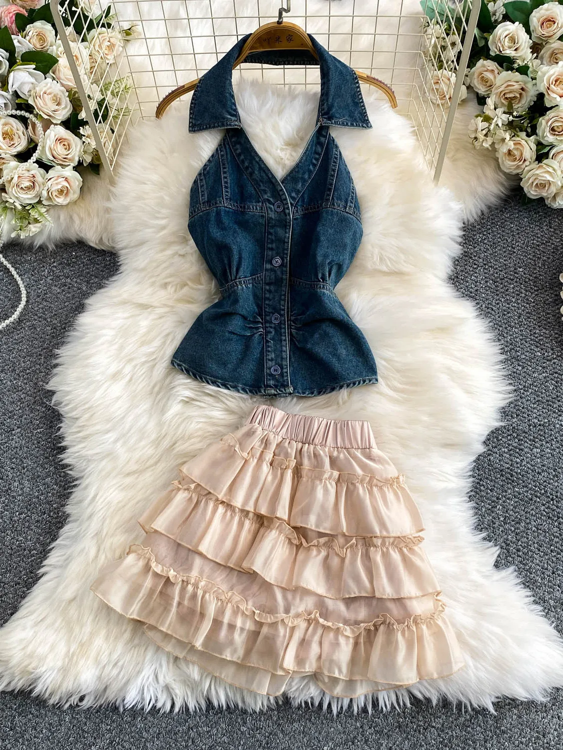 Sweet And Spicy Millennium Feeling Slimming Denim Sleeveless Sexy Collar Top And High Waist Cake Skirt Two Piece Set for Women
Sweet And Spicy Millennium Feeling Slimming Denim Sleeveless Sexy Collar Top And High Waist Cake Skirt Two Piece Set for Women