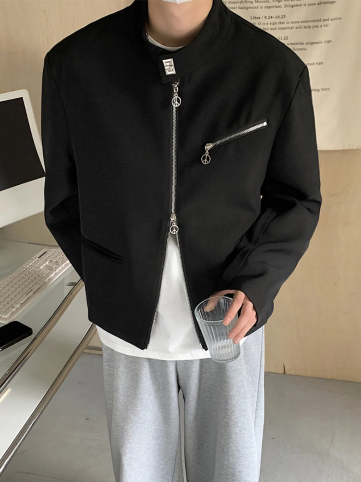 Мужская куртка-пилот в американском стиле с двойной молнией, воротником-стойкой, модная повседневная осенне-зимняя молодежная модель
Мужская куртка-пилот в американском стиле с двойной молнией, воротником-стойкой, модная повседневная осенне-зимняя молодежная модель