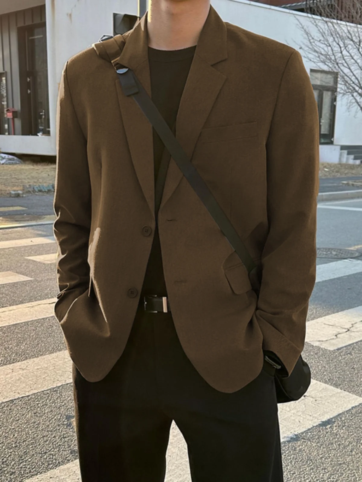 Мужской костюм коричневого цвета с отложным воротником, повседневный, модный тренд весеннего сезона, свободный крой, не требует глажки
Мужской костюм коричневого цвета с отложным воротником, повседневный, модный тренд весеннего сезона, свободный крой, не требует глажки
