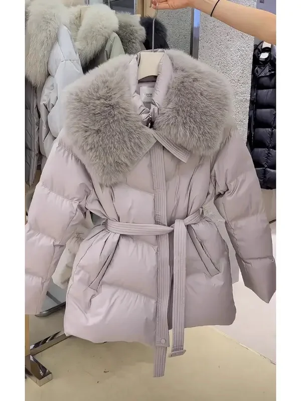 Зимнее утепленное корейское женское хлопковое пальто средней длины с большим меховым воротником и эффектом утягивания талии
Зимнее утепленное корейское женское хлопковое пальто средней длины с большим меховым воротником и эффектом утягивания талии