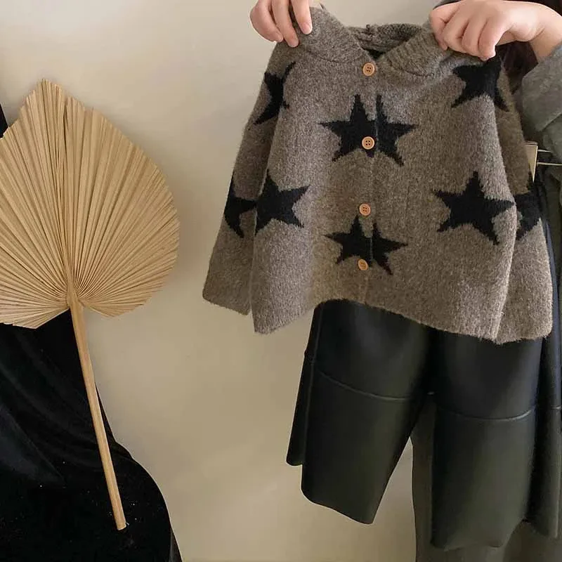 Girls' Autumn/Winter Set 2026 New Korean Edition Children's Thick Knitted Sweater+Plush Leather Pants Two Piece Set
Girls' Autumn/Winter Set 2026 New Korean Edition Children's Thick Knitted Sweater+Plush Leather Pants Two Piece Set