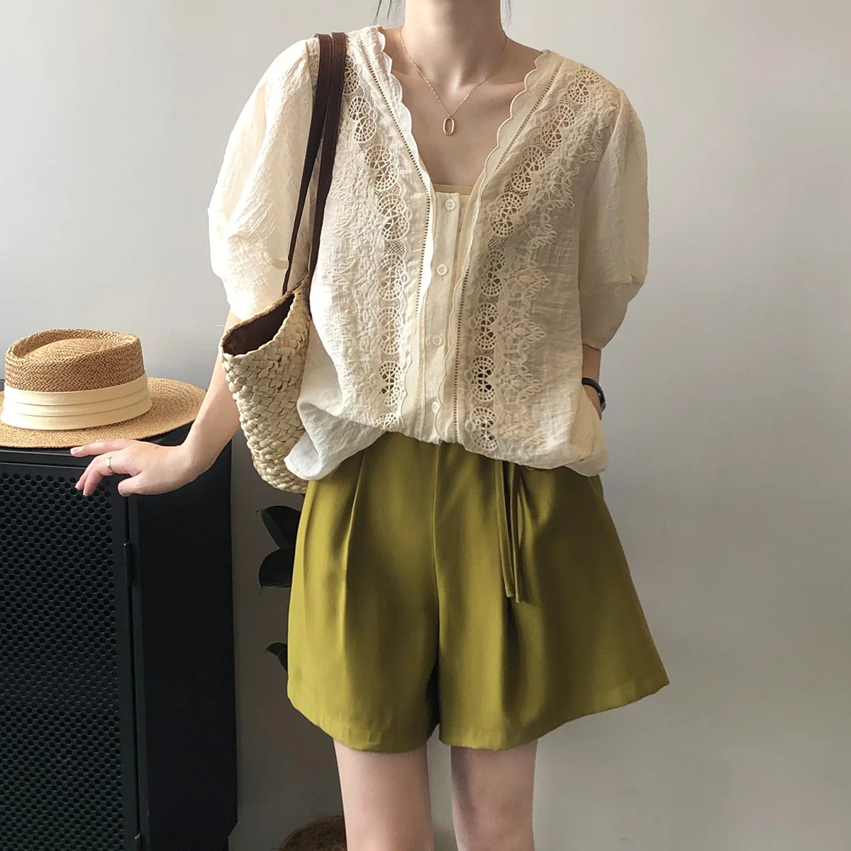 2022 Summer V-Neck Puff Sleeves Blouse for Women Beautiful Lace Embroidery Cutout Elegant Female Clothing Ladies Sweet Top 80558
2022 Summer V-Neck Puff Sleeves Blouse for Women Beautiful Lace Embroidery Cutout Elegant Female Clothing Ladies Sweet Top 80558