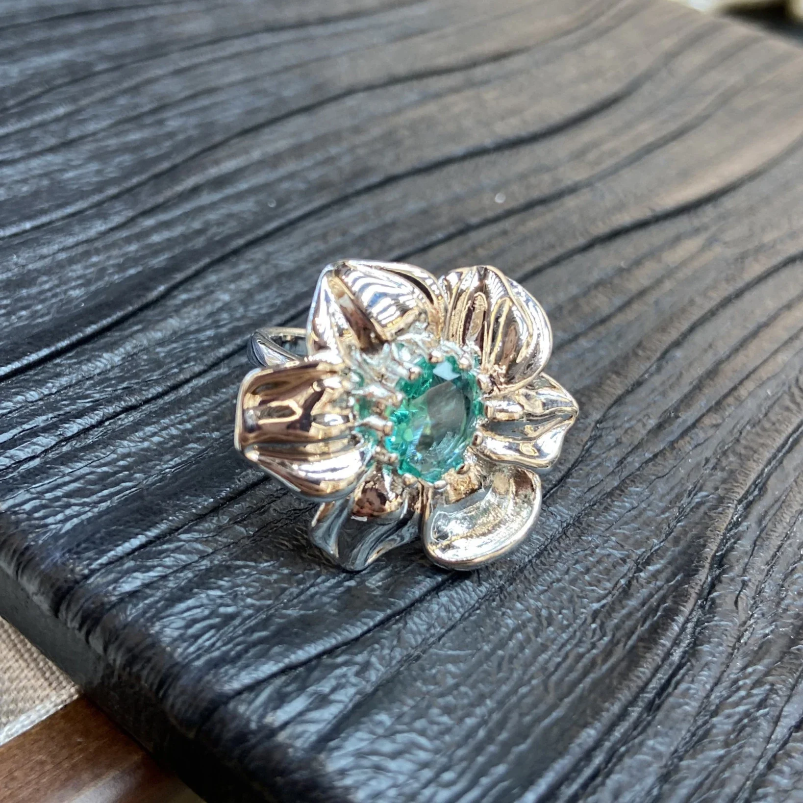 Vintage Camellia Flower Silver Metal Ring with Blue Crystal Simple Fashionable Women's Style Copper Plated Platinum Open Ring
Vintage Camellia Flower Silver Metal Ring with Blue Crystal Simple Fashionable Women's Style Copper Plated Platinum Open Ring