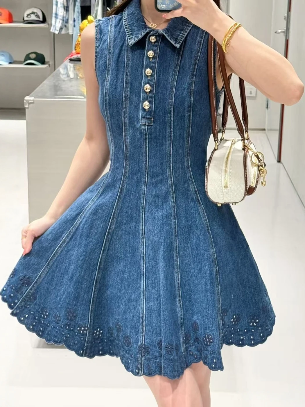 Blue Commuter Denim Dress Turn-down Collar A-line Skirt Mid-weight Fabric No-sleeve Zipper Closure Slimming Fit for Daily Wear
Blue Commuter Denim Dress Turn-down Collar A-line Skirt Mid-weight Fabric No-sleeve Zipper Closure Slimming Fit for Daily Wear