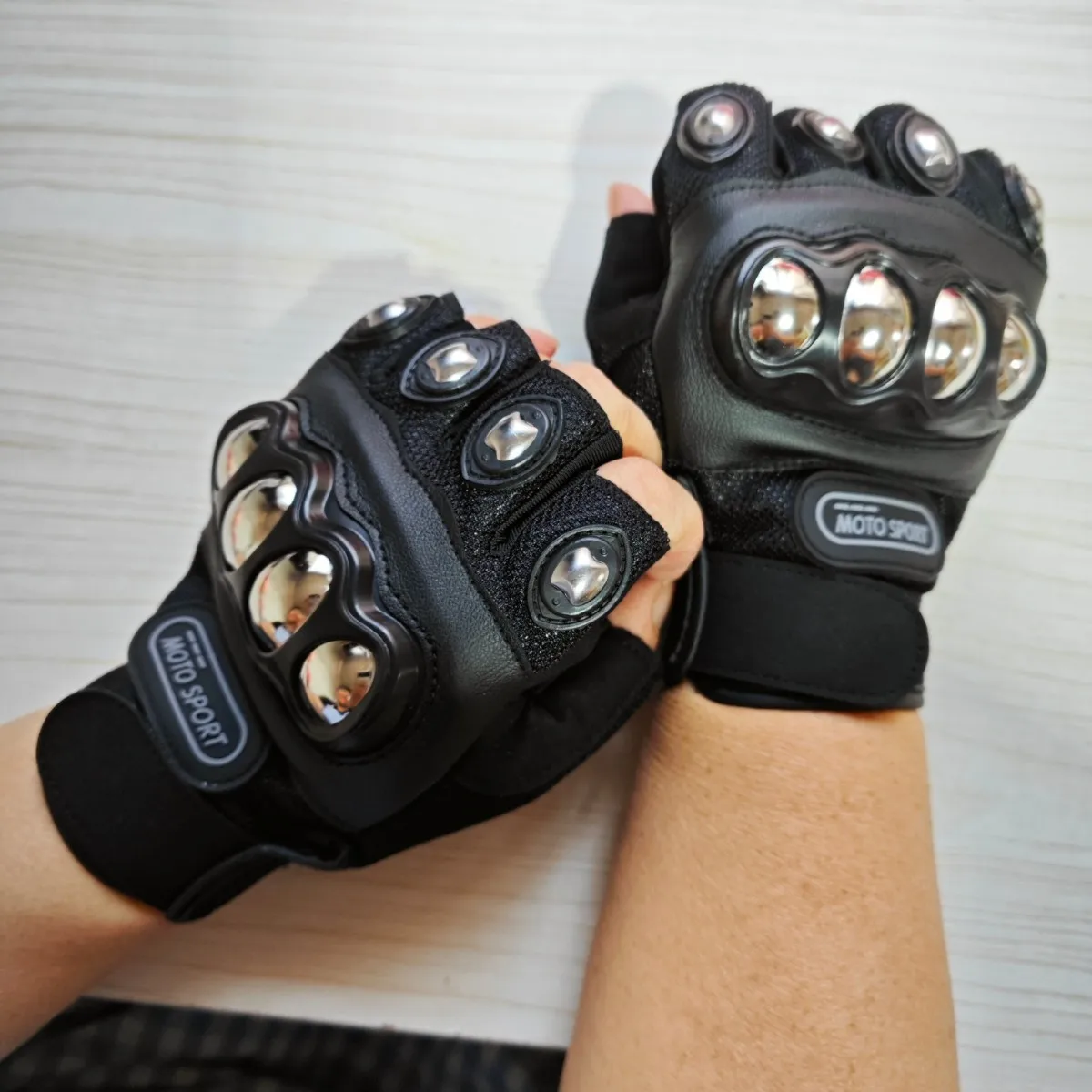 Anti Fall and Wear-resistant Stainless Steel Hard Shell Outdoor Five Finger Self-defense Tactical Gloves for Riding Motorcycles
Anti Fall and Wear-resistant Stainless Steel Hard Shell Outdoor Five Finger Self-defense Tactical Gloves for Riding Motorcycles