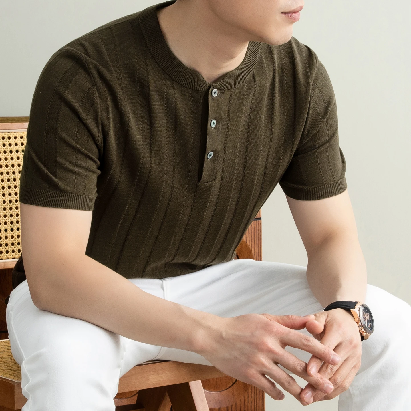 Высококачественная льняная трикотажная одежда для мужчин: модные вязаные топы с воротником Хенли, дышащие трикотажные рубашки из лиоцелла с коротким рукавом, лето 2026
Высококачественная льняная трикотажная одежда для мужчин: модные вязаные топы с воротником Хенли, дышащие трикотажные рубашки из лиоцелла с коротким рукавом, лето 2026