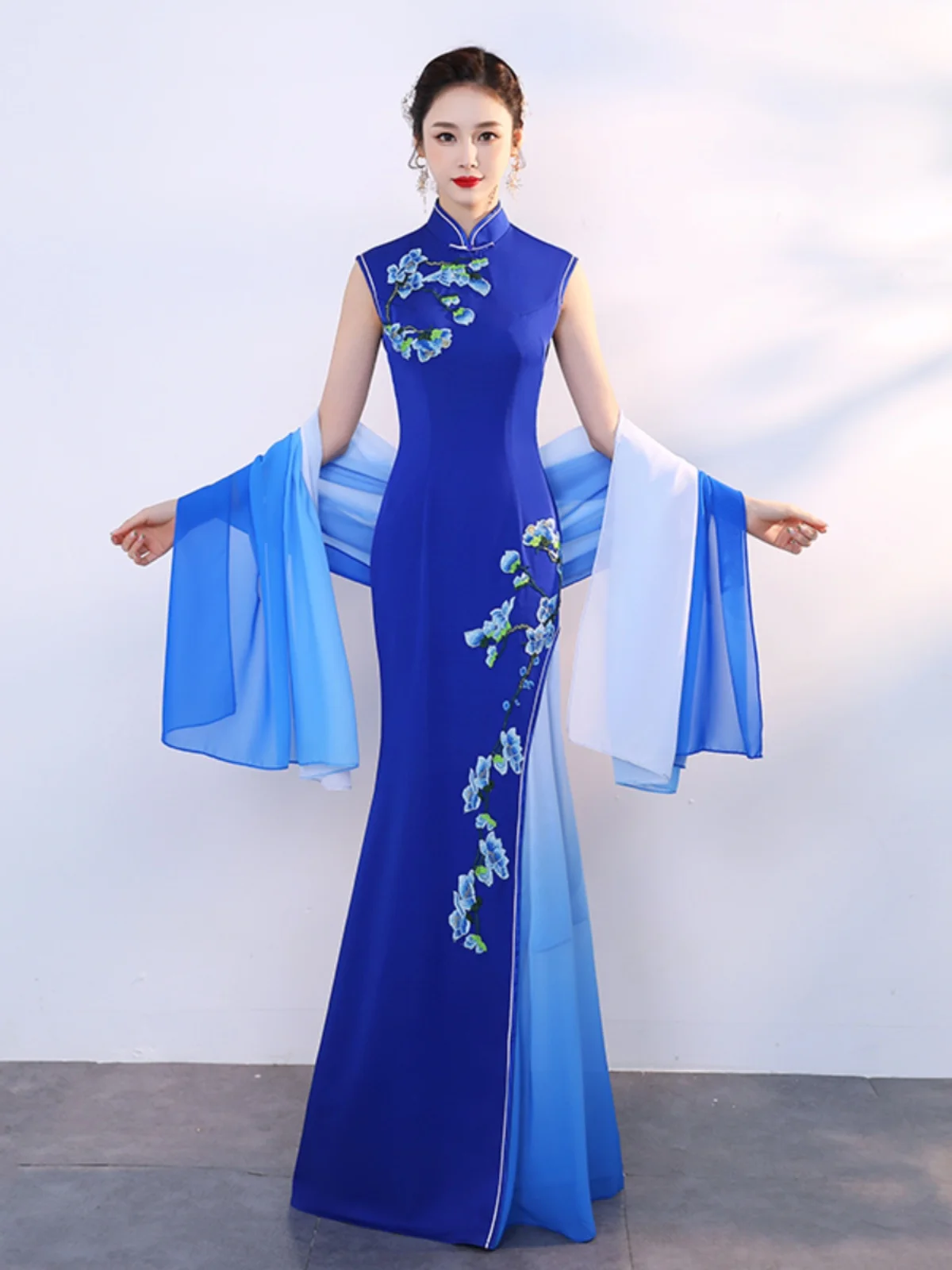 Элегантное длинное вечернее платье-ципао для женщин, расклешенное, премиум-класса, винтажное, с цветочным узором
Элегантное длинное вечернее платье-ципао для женщин, расклешенное, премиум-класса, винтажное, с цветочным узором