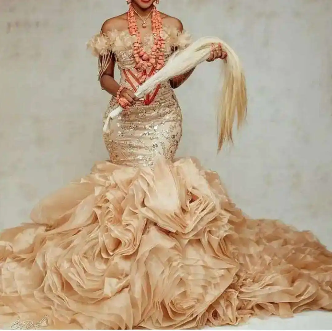Well Design Off the Shoulder Gold Appliques Beads Sequins Wedding Dress Vestido De Noiva Handmade Flowers Skirt Bridal Gowns
Well Design Off the Shoulder Gold Appliques Beads Sequins Wedding Dress Vestido De Noiva Handmade Flowers Skirt Bridal Gowns