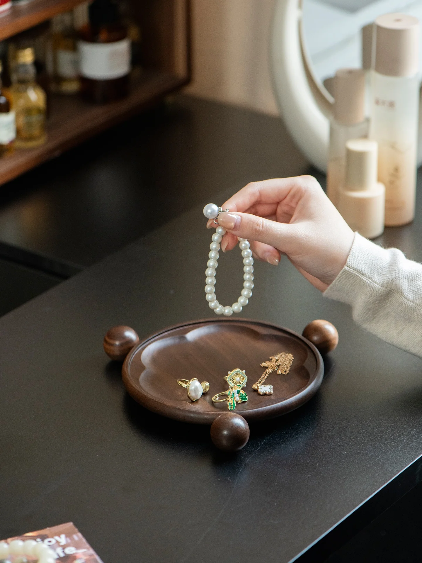 Retro Wooden Jewelry Tray Entrance Tabletop Display Storage Plate for Bracelets And Pearls Simple Design No Lo Household Use
Retro Wooden Jewelry Tray Entrance Tabletop Display Storage Plate for Bracelets And Pearls Simple Design No Lo Household Use