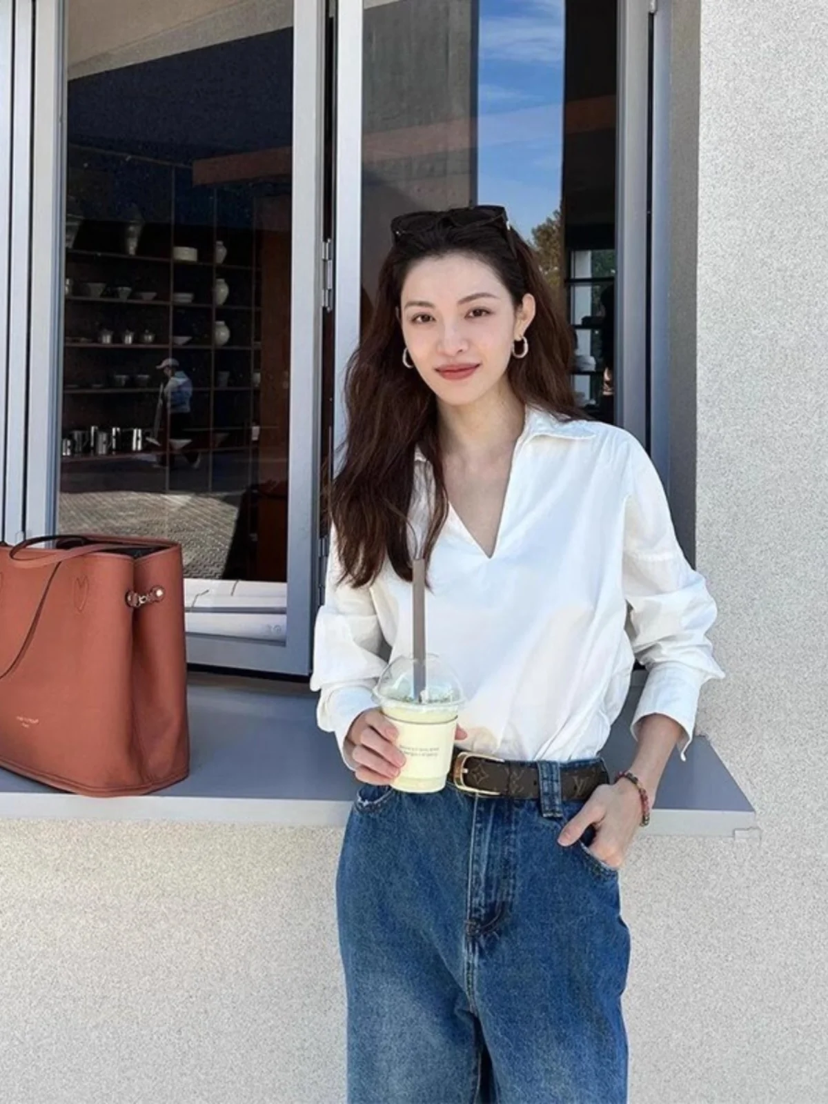 EXJR Zhong Chuxi Spring 2025 White V-neck Long Sleeve Shirt Hong Kong Style Commute Elegance Women's Top Fashionable Loose Fit
EXJR Zhong Chuxi Spring 2025 White V-neck Long Sleeve Shirt Hong Kong Style Commute Elegance Women's Top Fashionable Loose Fit