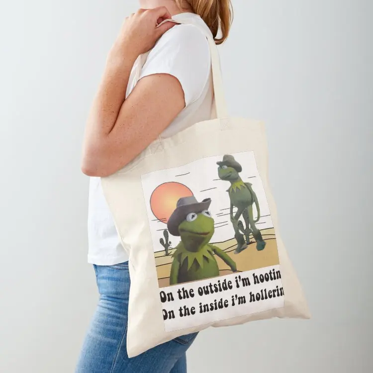 On the outside i'm hootin on the inside i'm hollerin kermit cowboy meme Tote Bag Beach bag Gift bag sac pour femme
On the outside i'm hootin on the inside i'm hollerin kermit cowboy meme Tote Bag Beach bag Gift bag sac pour femme
