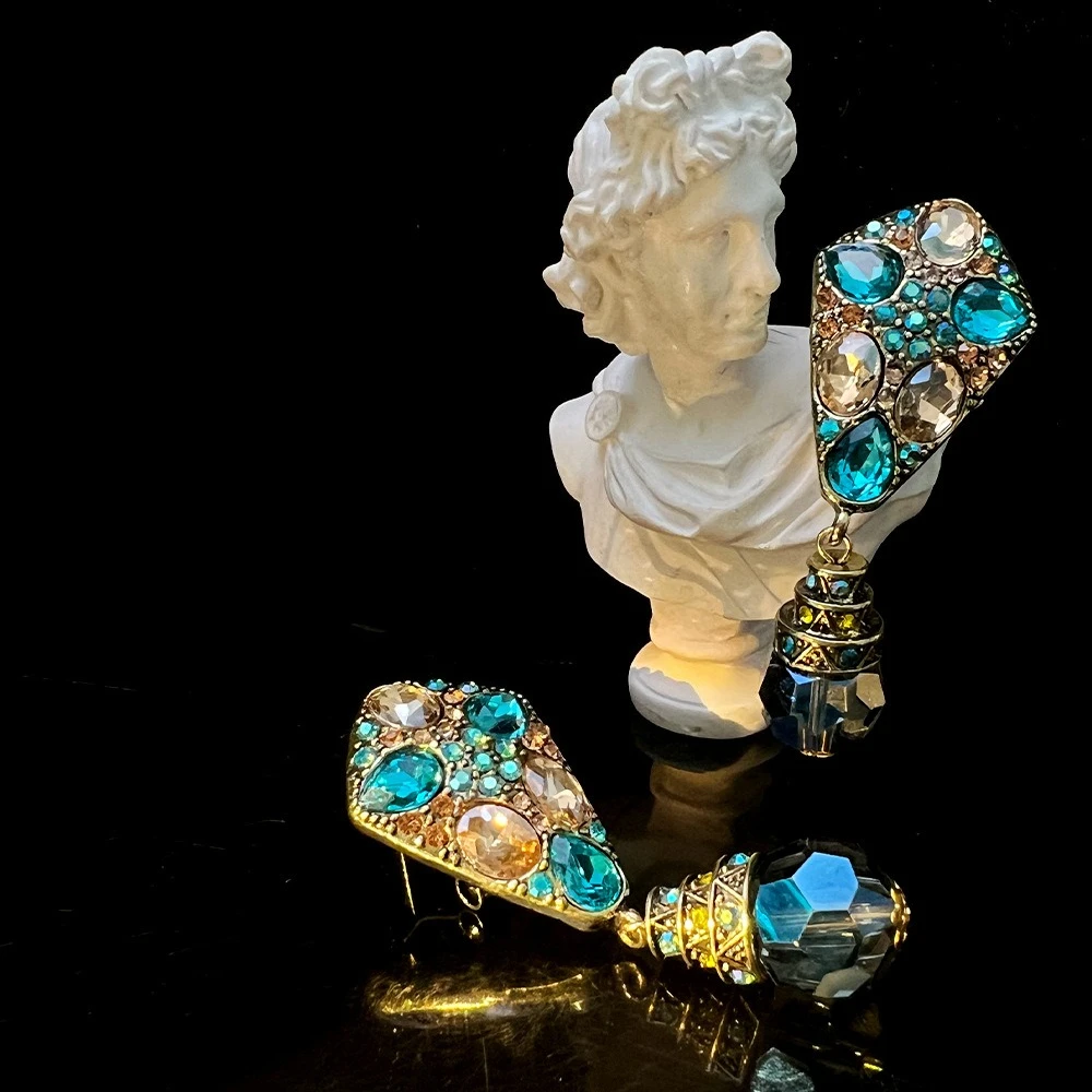 Винтажные серьги для женщин, элегантные серьги в стиле барокко с синими кристаллами, висячие стразы, инкрустация в стиле ретро, гламурный вид от кутюр, элегантный стиль
Винтажные серьги для женщин, элегантные серьги в стиле барокко с синими кристаллами, висячие стразы, инкрустация в стиле ретро, гламурный вид от кутюр, элегантный стиль