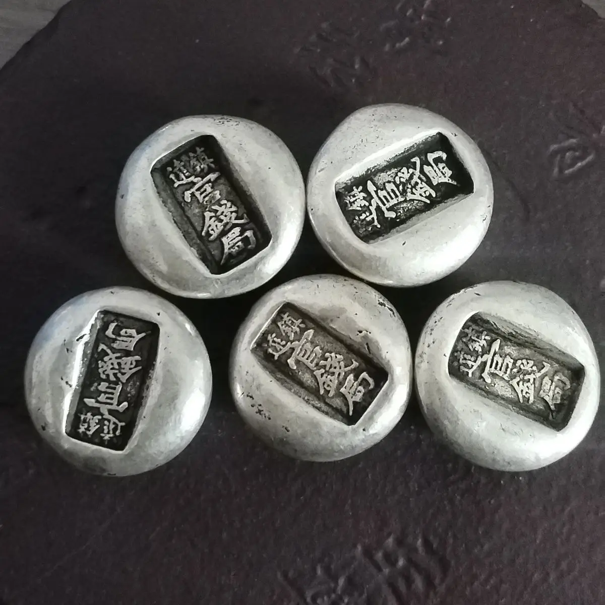 Antique collection ornament Zhenyuan official money bureau one or two small silver ingots, the actual weight is about 35 grams,
Antique collection ornament Zhenyuan official money bureau one or two small silver ingots, the actual weight is about 35 grams,