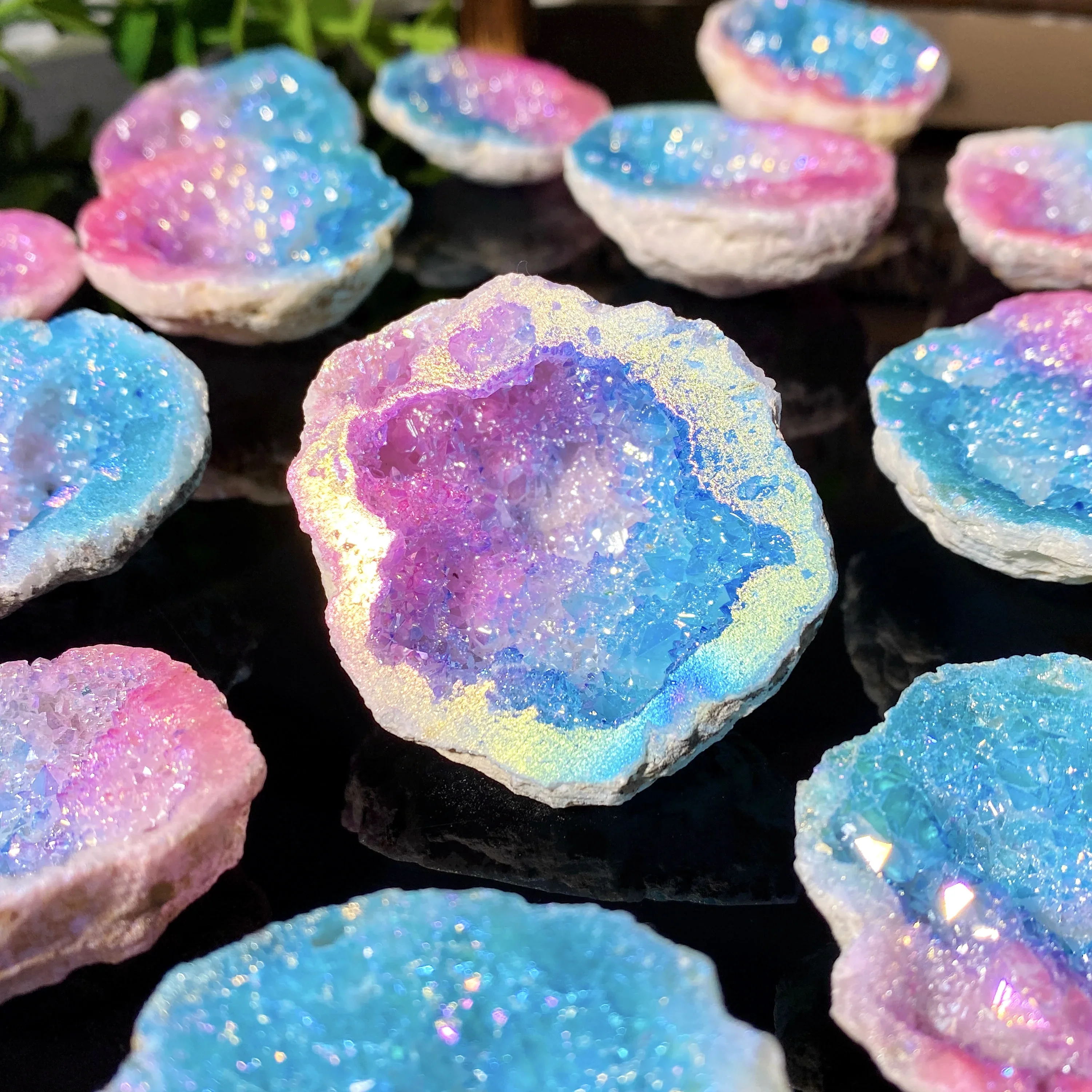 Random 1PC Aura White Agate Crystal, Plated Blue & Pink Rock Crystal Geode, Decor, Perfect Gifts For Friends Crystal sphere
Random 1PC Aura White Agate Crystal, Plated Blue & Pink Rock Crystal Geode, Decor, Perfect Gifts For Friends Crystal sphere