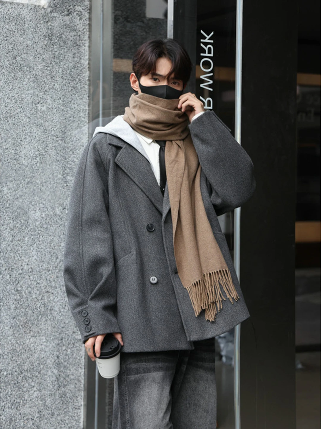 Мужское шерстяное пальто-куртка на осень-зиму, модное повседневное, с отложным воротником, на пуговицах, из высококачественного полиэфирного волокна, прямого кроя, джинсовое.
Мужское шерстяное пальто-куртка на осень-зиму, модное повседневное, с отложным воротником, на пуговицах, из высококачественного полиэфирного волокна, прямого кроя, джинсовое.