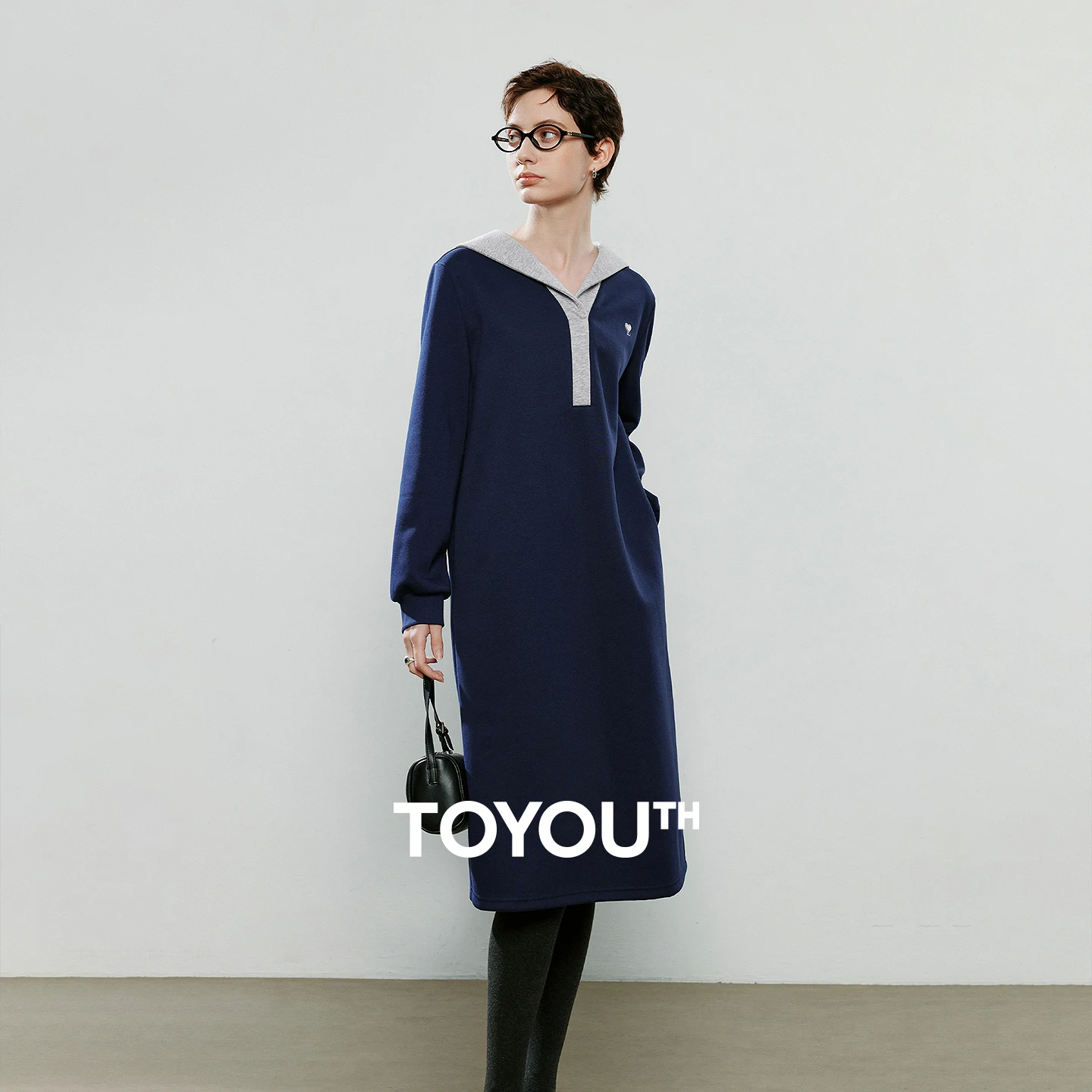 TOYOUTH Women Dresses 2025 Winter NewAsymmetric Loose Contrast Color Navy Collar Cotton Mid-Length Hoodie Dress
TOYOUTH Women Dresses 2025 Winter NewAsymmetric Loose Contrast Color Navy Collar Cotton Mid-Length Hoodie Dress