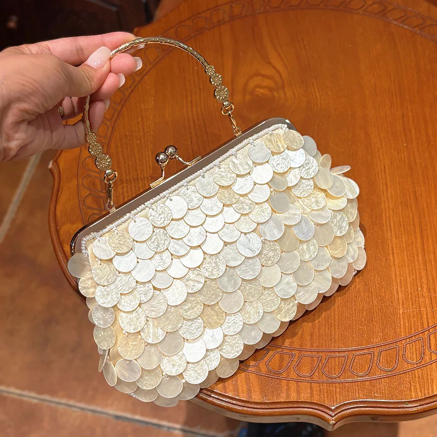 Gentle wind shell sequined handbag handmade beads with metal pattern handle atmosphere casual bag
Gentle wind shell sequined handbag handmade beads with metal pattern handle atmosphere casual bag