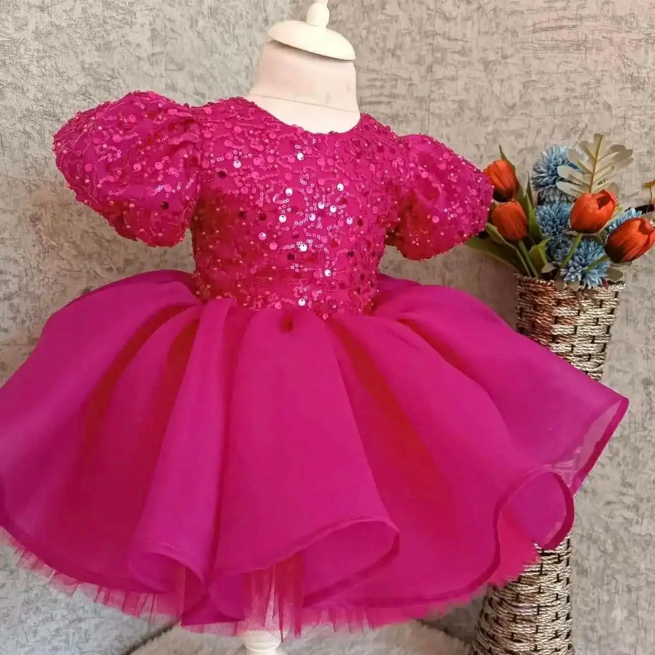 Hot Pink Sequined Girl's Birthday Gowns Short Flower Girl Dresses Princess Quinceanera Little Baby Party Gowns Customized
Hot Pink Sequined Girl's Birthday Gowns Short Flower Girl Dresses Princess Quinceanera Little Baby Party Gowns Customized