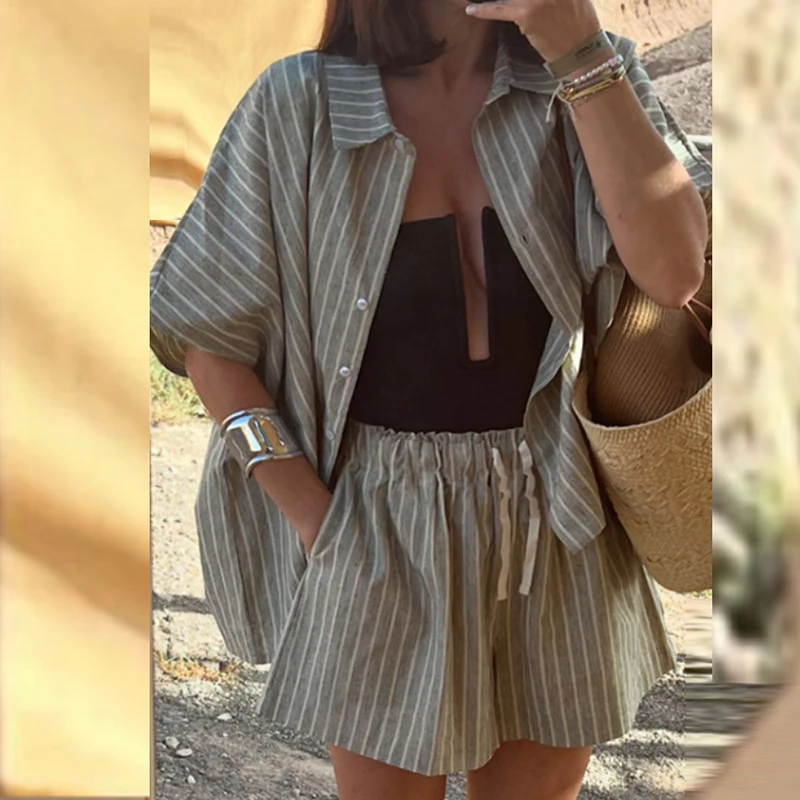 Casual High Street Loose Two Piece Set Fashion Striped Printed Holiday Outfit New Women's Laple Button Shirt & Shorts Beach Suit
Casual High Street Loose Two Piece Set Fashion Striped Printed Holiday Outfit New Women's Laple Button Shirt & Shorts Beach Suit