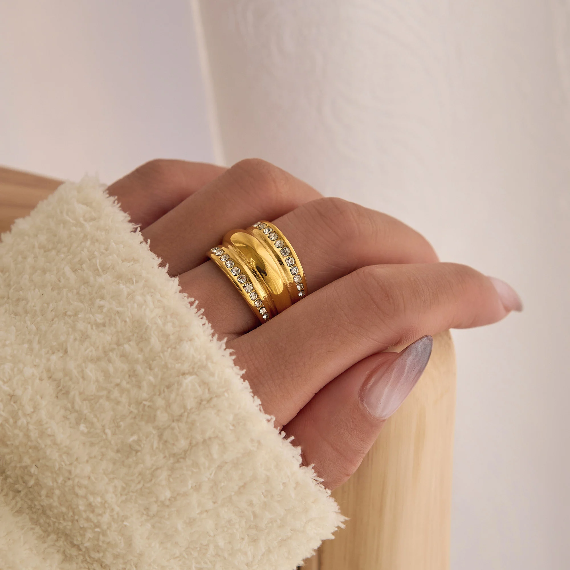 DASEIN Summer New Vintage Baroque Zircon Wide Ring 18k PVD Gold Plated Stainless Steel High Quality Designer Luxury Jewelry 
DASEIN Summer New Vintage Baroque Zircon Wide Ring 18k PVD Gold Plated Stainless Steel High Quality Designer Luxury Jewelry