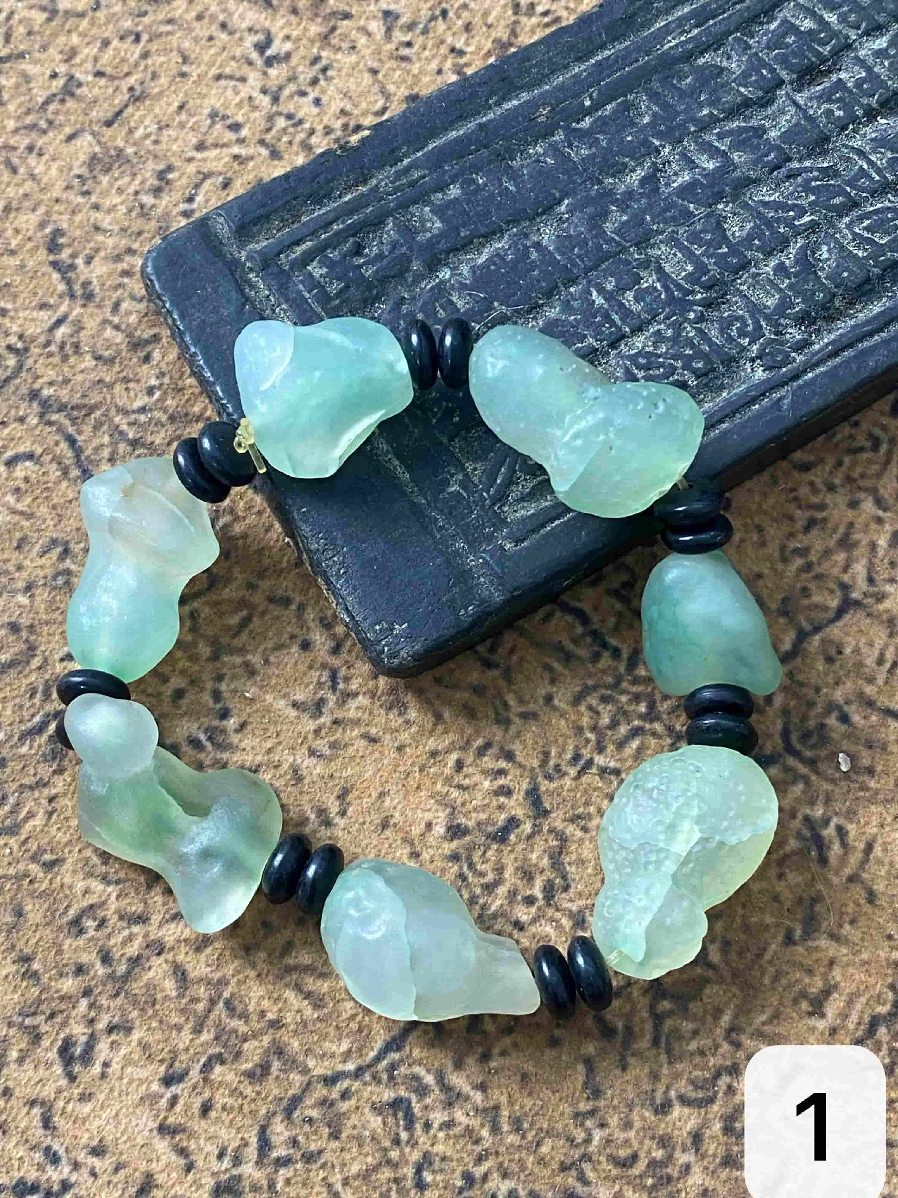 1pcs/lot Gourd-shaped large semi-transparent candy-colored agate raw stone bead bracelet for women, a charming anniversary gift
1pcs/lot Gourd-shaped large semi-transparent candy-colored agate raw stone bead bracelet for women, a charming anniversary gift