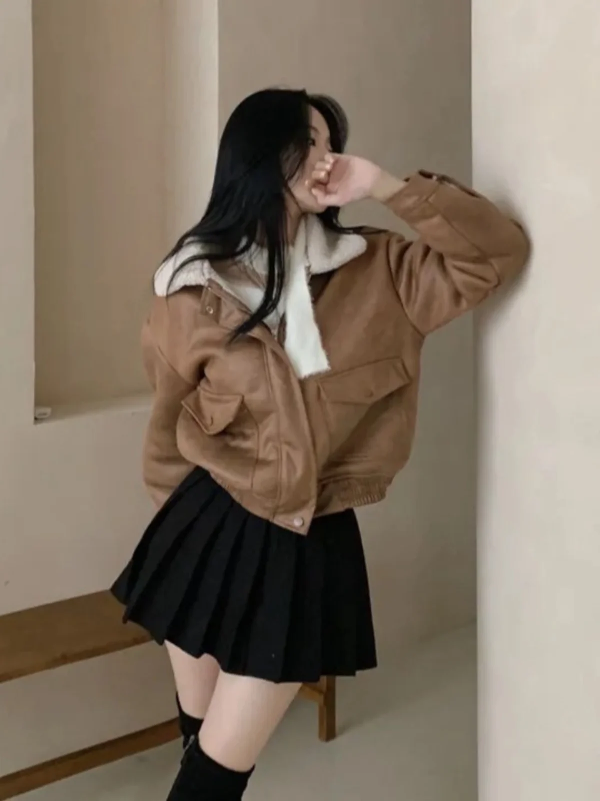 Retro Biker Style Fur Leather Collar Zipper Long Sleeve Short Coat Women Winter Thickened Lamb Fur Jacket Casual Outerwear
Retro Biker Style Fur Leather Collar Zipper Long Sleeve Short Coat Women Winter Thickened Lamb Fur Jacket Casual Outerwear