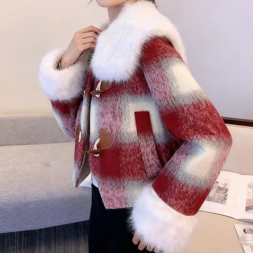 Red Xiaoxiangfeng plaid coat winter women's clothing 2025 new velvet thickened short horn buckle coat
Red Xiaoxiangfeng plaid coat winter women's clothing 2025 new velvet thickened short horn buckle coat