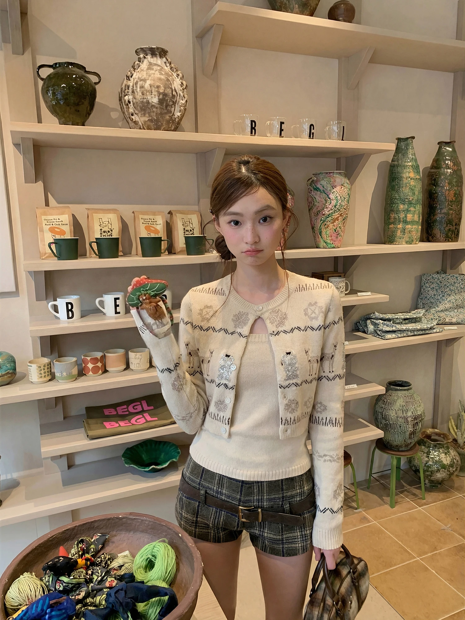 Женский вязаный комплект: кардиган и топ с цветочной вышивкой, открытый спереди, с длинными рукавами, мягкий, удобный, весенне-летний, из двух предметов
Женский вязаный комплект: кардиган и топ с цветочной вышивкой, открытый спереди, с длинными рукавами, мягкий, удобный, весенне-летний, из двух предметов