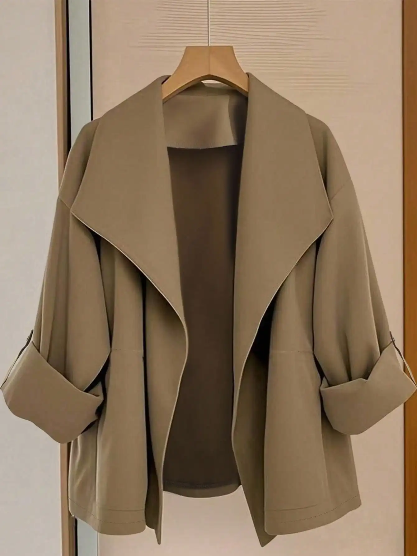 Женская ветровка больших размеров однотонного цвета с отворотами на рукавах, свободного кроя, для осени
Женская ветровка больших размеров однотонного цвета с отворотами на рукавах, свободного кроя, для осени