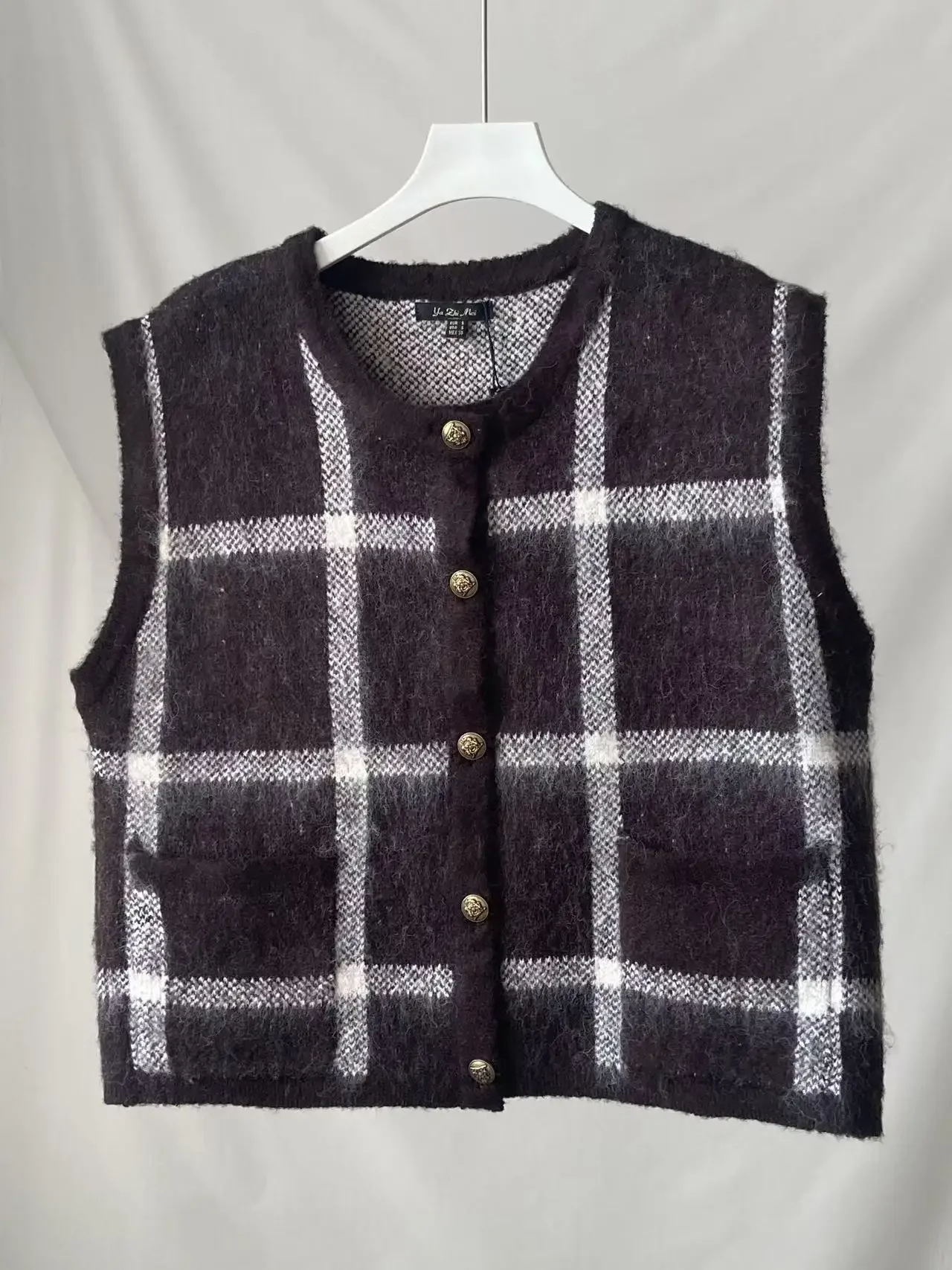 Ethereal costume 2025 massidutti spring new style of Ladies casual atmosphere brown plaid gold round neck knitted vest vest
Ethereal costume 2025 massidutti spring new style of Ladies casual atmosphere brown plaid gold round neck knitted vest vest