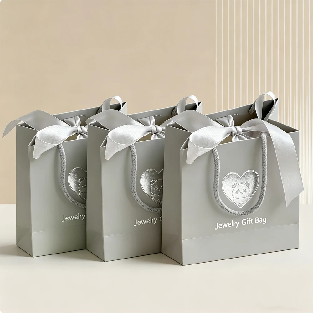 50Pcs Personalized Exquisite Jewelry Gift Tote Bag 15.5×13.5×7.5cm Cosmetic Lipstick Eyelash Earrings Packaging Ribbon Handbags
50Pcs Personalized Exquisite Jewelry Gift Tote Bag 15.5×13.5×7.5cm Cosmetic Lipstick Eyelash Earrings Packaging Ribbon Handbags